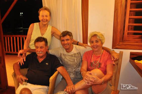 Sobrinho e cunhados prestigiando o encontro para celebração de aniversário da mãe do Rodrigo, em Fortim, no litoral do Ceará